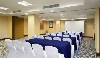 Meeting room perfect for every business appointment at the Hampton Inn & Suites Mexico City - Centro Historico.