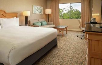 King guestroom with desk and sofa at the DoubleTree by Hilton Sonoma Wine Country.