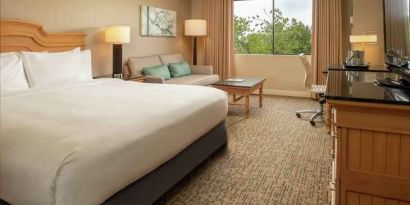 King guestroom with desk and sofa at the DoubleTree by Hilton Sonoma Wine Country.