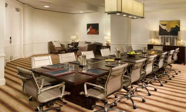 Meeting room perfect for every business appointment at the Hilton New Orleans Airport.