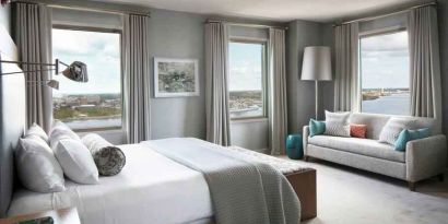 Bright king suite with view at the Hilton Philadelphia at Penn's Landing.