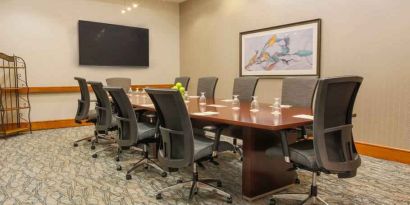 Meeting room with TV screen at the DoubleTree by Hilton Rochester.