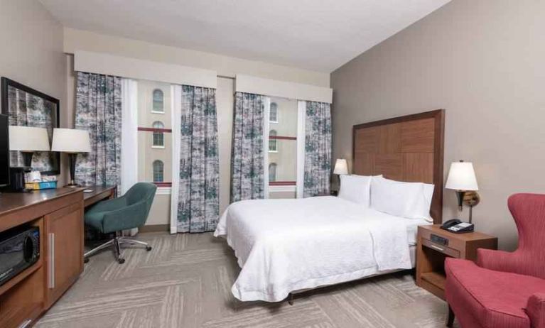 King size bed, TV screen and desk at the Hampton Inn Indianapolis Dwtn Across from Circle Centre.