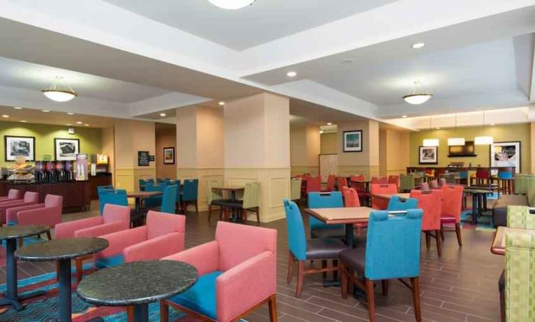 Dining area with tables and chairs perfect for co-working at the Hampton Inn Indianapolis Dwtn Across from Circle Centre.