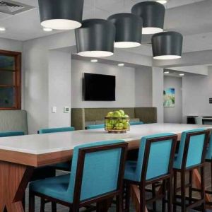 Lobby workspace with table and chairs at the Hampton Inn Burley.