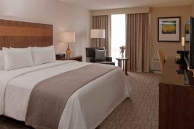 King guestroom with desk and TV screen at the DoubleTree by Hilton Pittsburgh Green Tree.