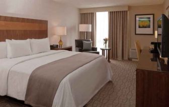 King guestroom with desk and TV screen at the DoubleTree by Hilton Pittsburgh Green Tree.