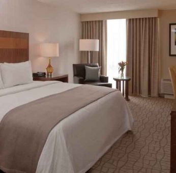 King guestroom with desk and TV screen at the DoubleTree by Hilton Pittsburgh Green Tree.