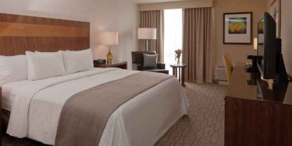 King guestroom with desk and TV screen at the DoubleTree by Hilton Pittsburgh Green Tree.