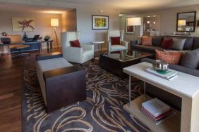 Spacious presidential suite with working station at the DoubleTree by Hilton Pittsburgh Green Tree.