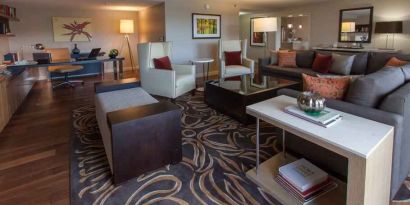 Spacious presidential suite with working station at the DoubleTree by Hilton Pittsburgh Green Tree.