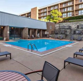 Outdoor pool with lounges at the DoubleTree by Hilton Pittsburgh Green Tree.