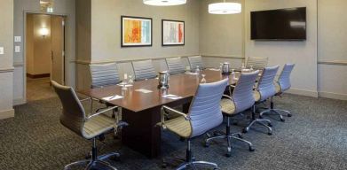 Small meeting room with TV screen at the DoubleTree by Hilton Pittsburgh Green Tree.