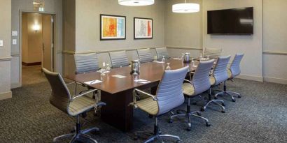 Small meeting room with TV screen at the DoubleTree by Hilton Pittsburgh Green Tree.