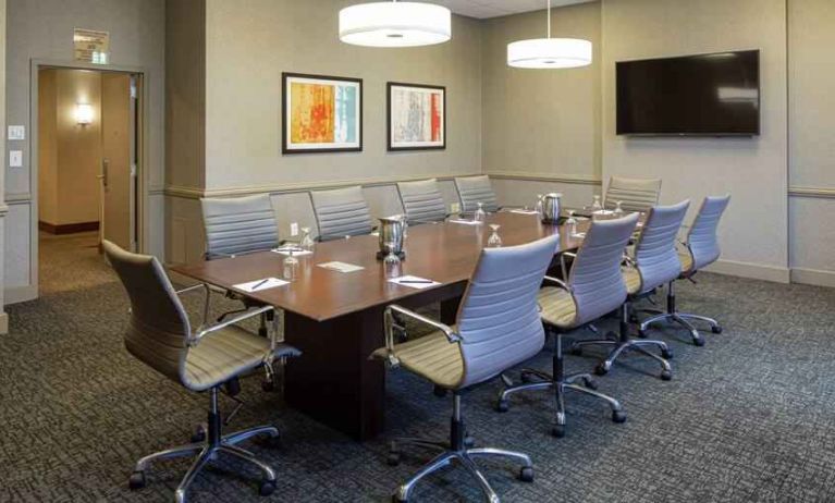 Small meeting room with TV screen at the DoubleTree by Hilton Pittsburgh Green Tree.