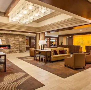 Elegant lobby workspace with sofas and fireplace at the DoubleTree by Hilton Pittsburgh Green Tree.