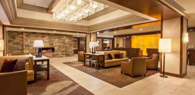 Elegant lobby workspace with sofas and fireplace at the DoubleTree by Hilton Pittsburgh Green Tree.