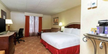 Spacious king guestroom with king size bed at the DoubleTree by Hilton Grand Rapids Airport.