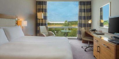 King guestroom with desk and TV screen at the Hilton Reading.