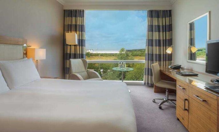 King guestroom with desk and TV screen at the Hilton Reading.