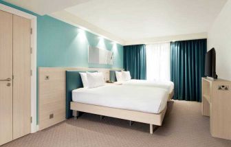 Twin double room with TV screen at the Hampton by Hilton London Docklands.