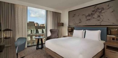 King bedroom with desk by the window at the DoubleTree by Hilton Hull.