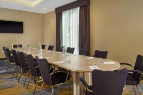 Meeting room with round table at the DoubleTree by Hilton Hull.