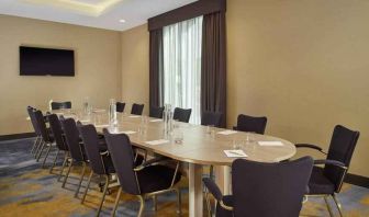 Meeting room with round table at the DoubleTree by Hilton Hull.