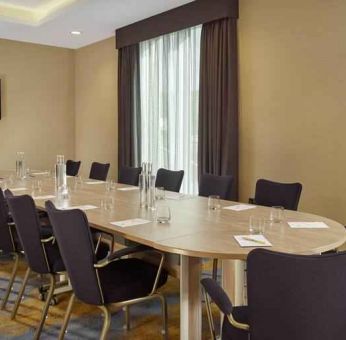 Meeting room with round table at the DoubleTree by Hilton Hull.