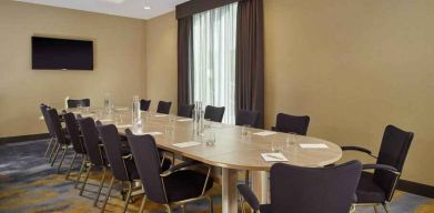 Meeting room with round table at the DoubleTree by Hilton Hull.