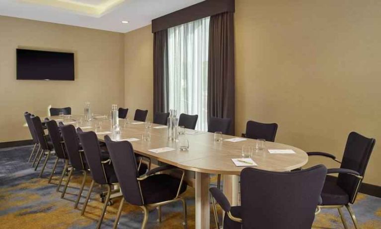 Meeting room with round table at the DoubleTree by Hilton Hull.