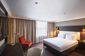 King guestroom with working station at the DoubleTree by Hilton London - Ealing.