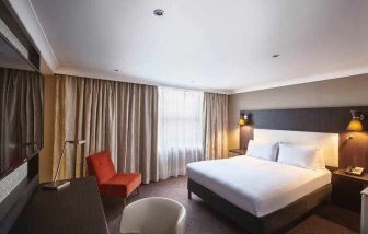 King guestroom with working station at the DoubleTree by Hilton London - Ealing.