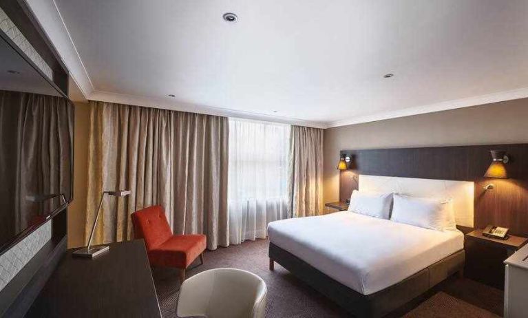 King guestroom with working station at the DoubleTree by Hilton London - Ealing.