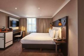 King bedroom with TV screen and desk at the DoubleTree by Hilton London - Ealing.