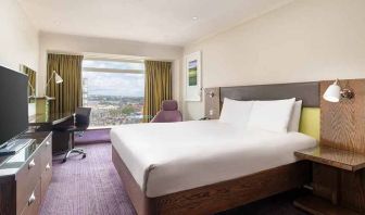 spacious king room with lots of natural light at Hilton London Metropole.