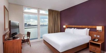 beautiful delux king room with TV and work area at DoubleTree by Hilton London ExCel.