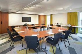 professional and bright-lit meeting room ideal for all business meetings at DoubleTree by Hilton London ExCel.