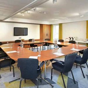 professional and bright-lit meeting room ideal for all business meetings at DoubleTree by Hilton London ExCel.