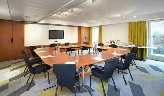 professional and bright-lit meeting room ideal for all business meetings at DoubleTree by Hilton London ExCel.