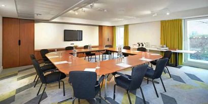 professional and bright-lit meeting room ideal for all business meetings at DoubleTree by Hilton London ExCel.