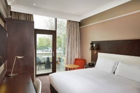 King bedroom with balcony at the DoubleTree by Hilton London - Hyde Park.