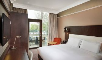 King bedroom with balcony at the DoubleTree by Hilton London - Hyde Park.