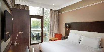 King bedroom with balcony at the DoubleTree by Hilton London - Hyde Park.