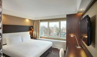 King room with city view at the DoubleTree by Hilton London - Hyde Park.