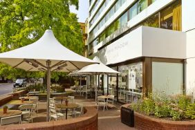 Outdoor patio perfect for co-working at the DoubleTree by Hilton London - Hyde Park.