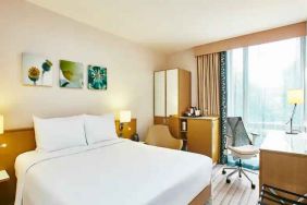 King bedroom with desk and window at the Hilton Garden Inn Birmingham Brindleyplace.