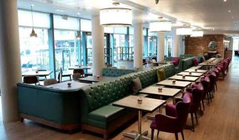 Dining area perfect for co-working at the Hilton Garden Inn Birmingham Brindleyplace.