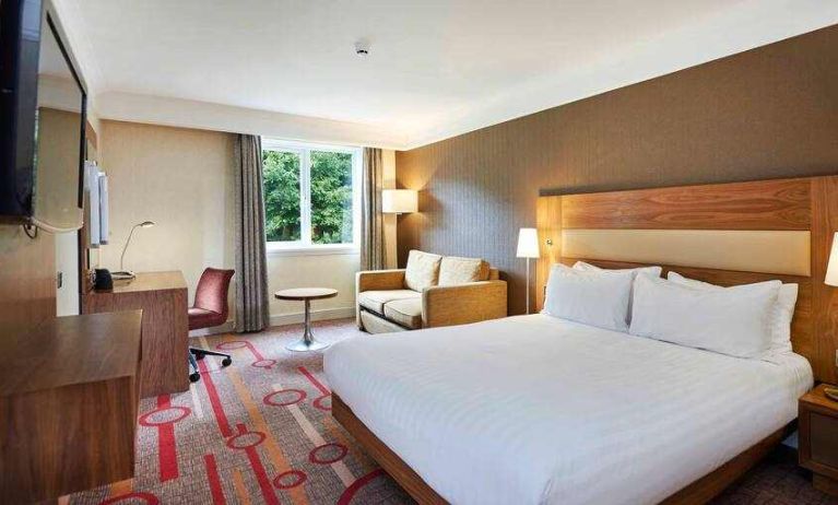 King guestroom with desk and sofa at the DoubleTree by Hilton Newbury North.