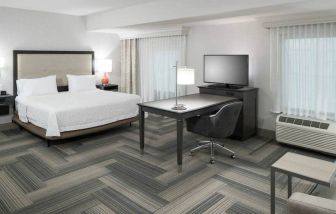 Beautiful studio space with 1 king bed, desk, tv and premium features at the Hampton Suites Atlanta Perimeter Dunwoody